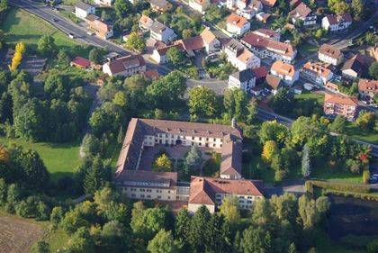 Luftaufnahme vom Pflegeheim Schloss Römershag